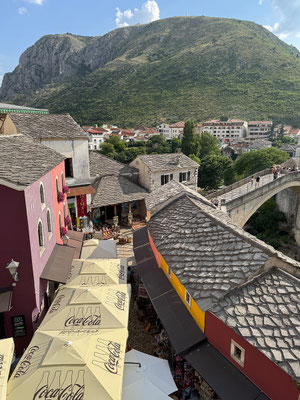 Von hier haben wir einen tollen Blick auf Stari most und Bazar.