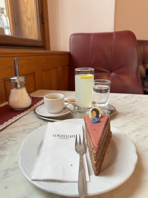 Eine kleine Stärkung im Café darf nicht fehlen.