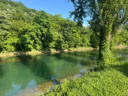 Wir beziehen einen schönen Stellplatz am Fluss ...