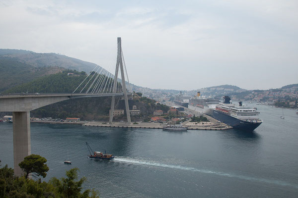 5.9. An der Franjo Tuđman Brücke (518m lang) bei Dubrovnik haben wir eine gute Sicht auf den Dubrovniker Kreuzfahrthafen. 