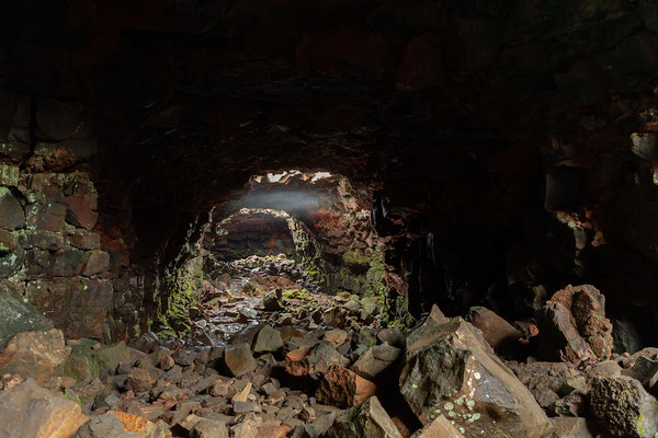 31.07. Die Höhle entstand als Lavatunnel während des Leitarhaun Ausbruchs vor etwa 5200 Jahren.