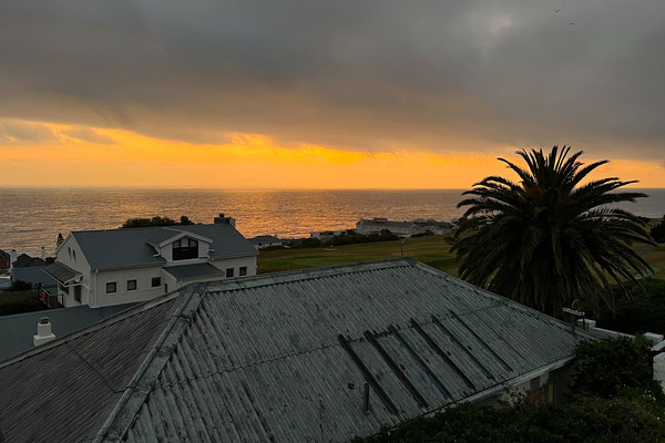 17.10. Penguins View Guesthouse: Erneut geht die Sonne malerisch auf. 