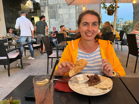 Carbonara Pasta und Cevapcici schmecken ausgezeichnet.