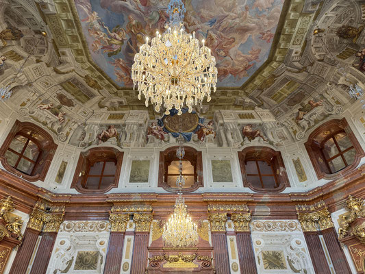 Am 15. Mai 1955 fand im Marmorsaal des Oberen Belvedere die Unterzeichnung des Österreichischen Staatsvertrags statt.