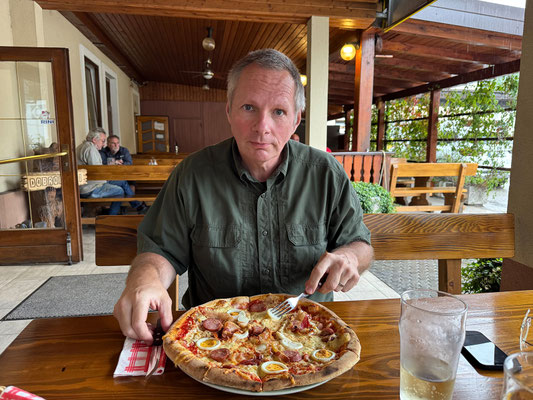 Wir erreichen Kočevje und es regnet. Glück gehabt im Wald. Eine Stärkung mit Pizza ...