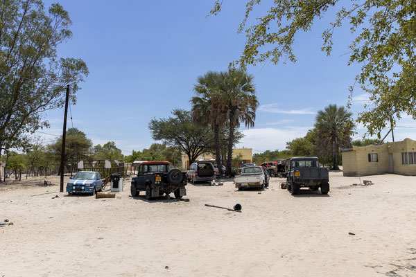 16.03. Dann entdecken wir den besten Land Rover Schrauber des Landes am Ortsrand von Rakops.