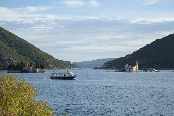 18.9. Weiter geht es die Bucht entlang mit Blick auf die Inseln Sveti Đorđe und Gospa od Škrpjela.