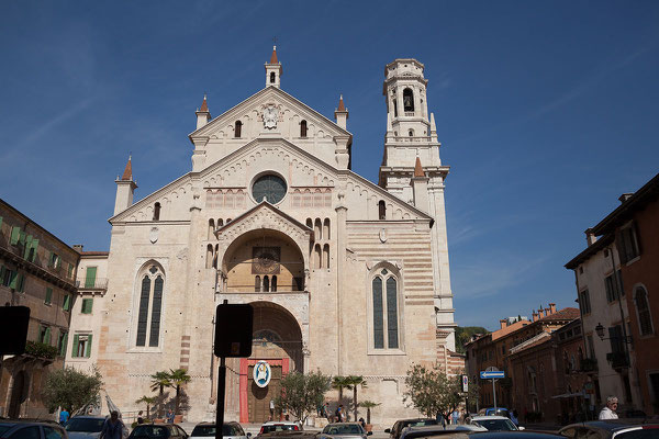 23.09. Verona - Der typische streifendekor des Duomo Santa Maria Matricolare stammt von der abwechselnden Verwendung von Tuffstein, Terracotta, rosa und weißem Marmor.