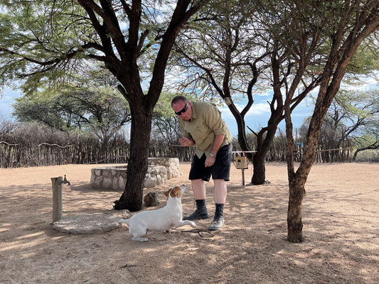 11.03. 25 km nördlich von Kang beziehen wir eine schöne große Campsite auf der Kalahari Rest Lodge. Der kleine Tabi weicht nicht mehr von unserer Seite :-).