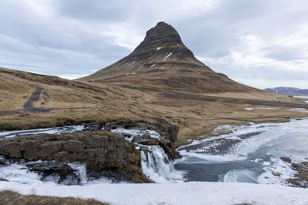 Unser erster Stopp heute sind Kirkjufell und Kirkjufellsfoss.