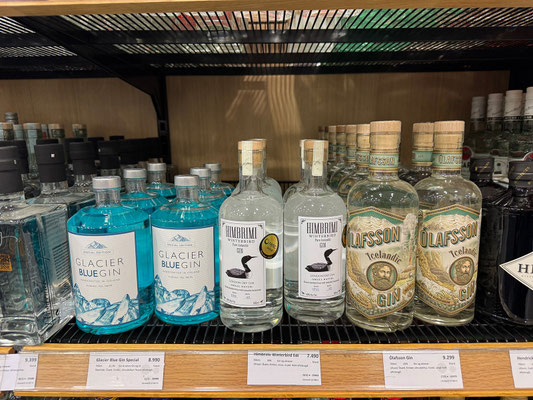 In Borgarnes stocken wir auch unseren Gin- und Biervorrat wieder auf.