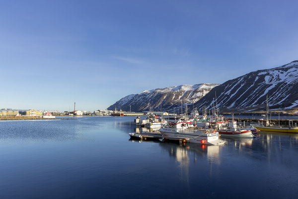 Siglufjörður wird von Bergketten geschützt und ist heute durch 2 Tunnel erreichbar.