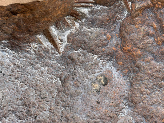 24.03. Der Hoba Meteorit besteht hauptsächlich aus Eisen (84%) und Nickel (16%), mit Spuren von Kobalt und anderen Elementen.