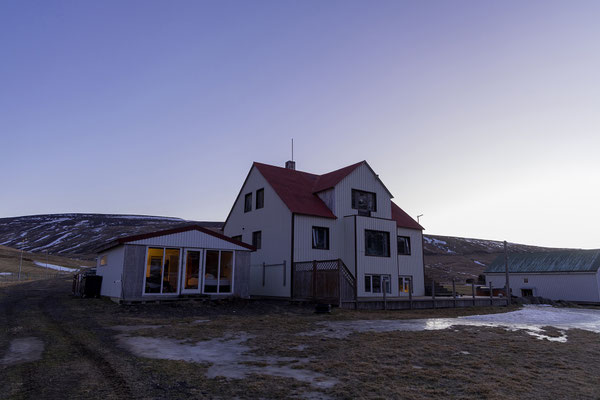 Unser Cottage ist das kleine Gebäude links vom Haus der Besitzer.