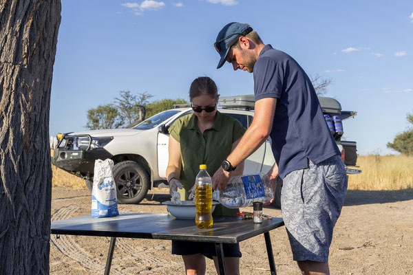 12.03. Wir sind zufrieden mit unserer Wahl und machen uns ans Abendessen: heute gibt es Pizze.