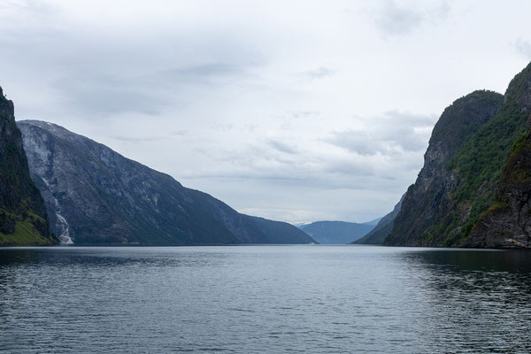 Fjordkreuzfahrt durch den Nærøyfjord von Flåm nach Gundvangen 