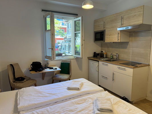 Gegen 15:00 Ist unser Apartment bereit. Sauber, hübsch eingerichtet und der Parkplatz direkt davor, wunderbar!