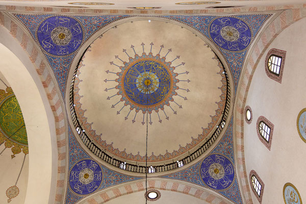 Gazi Hrusev Beg stiftete Gebäude, die zT heute noch seinen Namen tragen und über ein Vakuf (Waqf), eine Art islam. Stiftung, finanziert wurden.