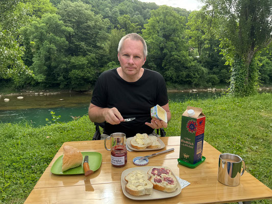Dann frühstücken wir gemütlich bevor wir Camp Jablan langsam verlassen.