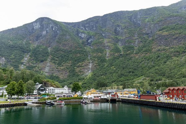 Fjordkreuzfahrt durch den Nærøyfjord von Flåm nach Gundvangen 