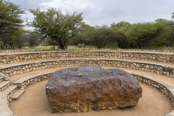 24.03. Mit rund 60t ist der Hoba Meteorit der größte jemals auf der Erde gefundene Meteorit (in einem Stück).