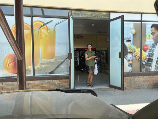 ... kaufen ein paar Kleinigkeiten ein.