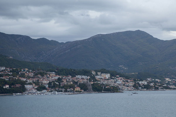 19.9. Später fahren wir das letzte Stück der Bucht von Kotor entlang und blicken zurück auf Herceg Novi. 