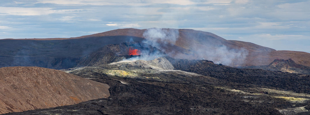 28.07. Geldingalir - Fagradalsfjall Eruption (wer genau schaut sieht aus dem Krater fließende Lava)