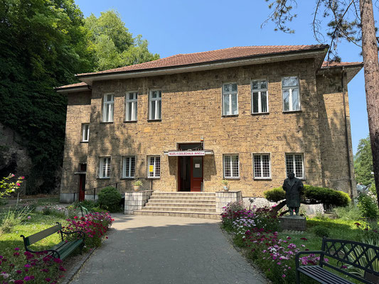 Wir besuchen das AVNOJ Museum. Hier wurde 1943 in der 2. Sitzung des Antifaschistischen Rates (AVNOJ) der Grundstein für das föderale Jugoslawien gelegt.