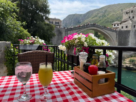Nach so viel Kultur stärken wir uns mit einem kleinen Mittagssnack, natürlich mit Blick auf die Stari most.