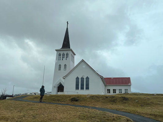 In Grundarfjörður kaufen wir ein und besuchen die Kirche.