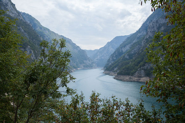 10.9. Mit einer Länge von 33 km und einer Tiefe von bis zu 200 m ist der Piva Stausee der größte Stausee Montenegros. 