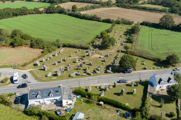 Les Alignements de Kerzerho liegen bei der Stadt Erdeven, ca. 4 km nordwestlich von Carnac.