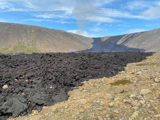 28.07.  Blick zurück auf die eben überwundene Geländestufe. Das Nátthagi Lavafeld entlang gehts retour Richtung Parkplatz.