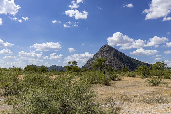 19.03. Von den Tsodilo Hills fahren wir Richtung Shakawe.