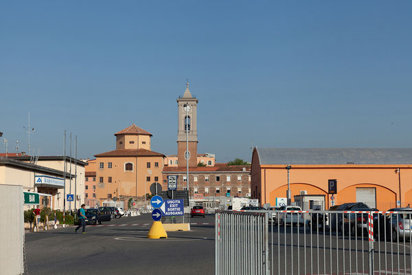 26.05. Nach etwa 9 Stunden erreichen wir den Hafen von Livorno. 