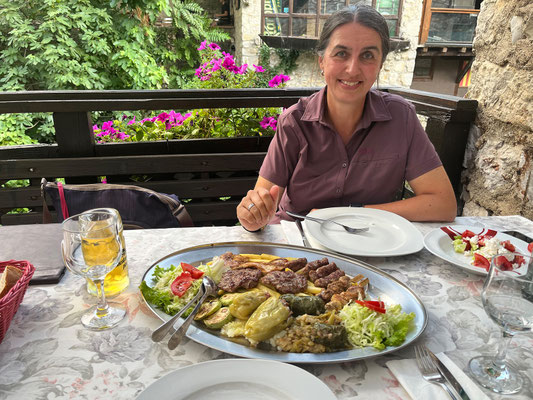 In der Nähe der kleinen Brücke Kriva ćuprija lassen wir uns eine gemischte Platte schmecken. Gefülltes Gemüse, Gegrilltes und leckere Beilagen schmecken ausgezeichnet! 