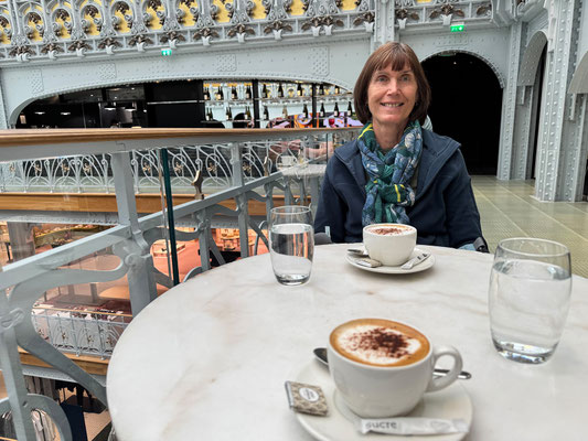 In der obersten Etage des Kaufhauses gönnen wir uns einen Cappuccino.