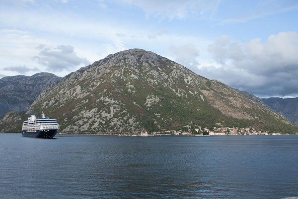 18.9. Blick zurück auf Perast und die von Kotor ablegenden Kreuzfahrtschiffe. 