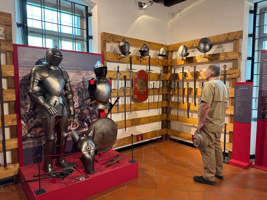 Ausstellung der Waffenrequisiten von Fulvio del Tin