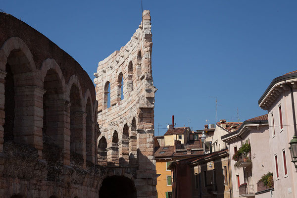 24.09. Verona - Im 12. Jh. beschädigten Erdbeben die Arena schwer. 