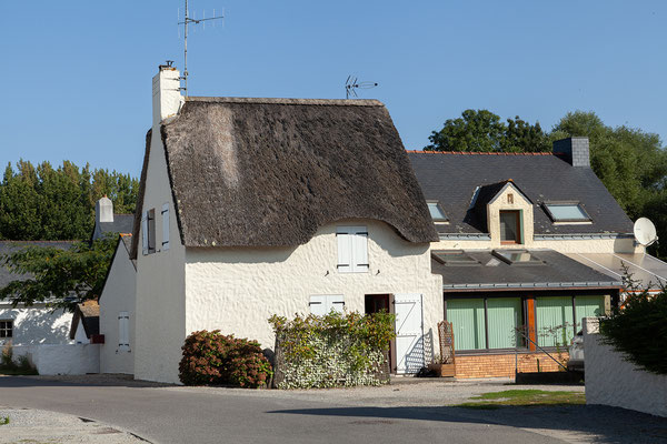 28.08. Typische schilfgedeckte Häuser auf der île de Fédrun im Parc Naturel Régional de Brière. 