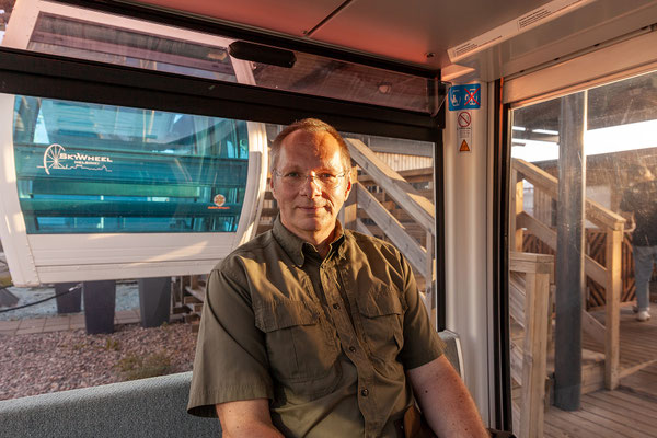 12.08. Vom Riesenrad am Hafen haben wir einen tollen Blick auf Helsinki und den Hafen, leider sind die Fenster blau beklebt ...