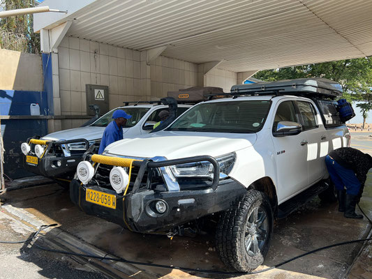 28.03. Nach dem Essen lassen wir noch die Autos waschen.