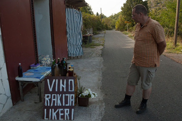 16.9. Auf dem Rückweg nach Murići kaufen wir an der Straße Schnaps.