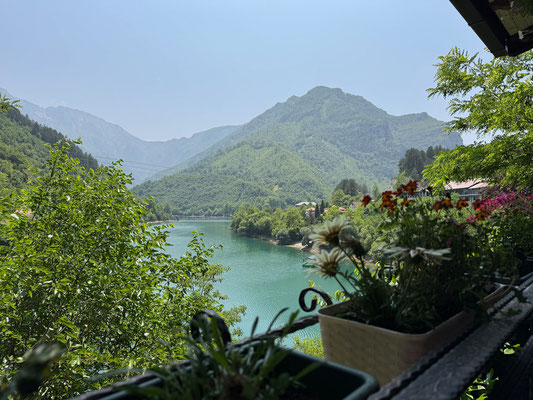 Im Restaurant Kovačević bekommen wir einen tollen Tisch mit Blick auf die Neretva.