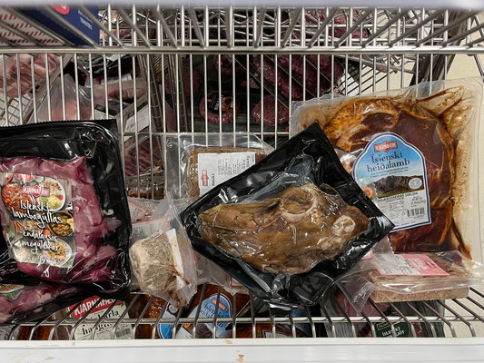 Bei Bónus und Nettó shoppen wir erst einmal, den Schafskopf lassen wir aber zurück ;-).