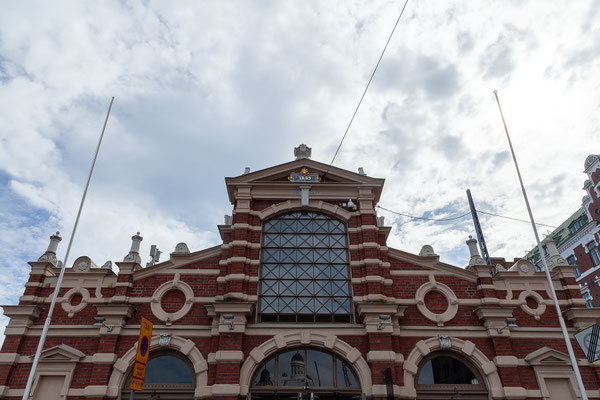 13.08. Wieder zurück in Helsinki, statten wir der Markthalle am Hafen einen Besuch ab.