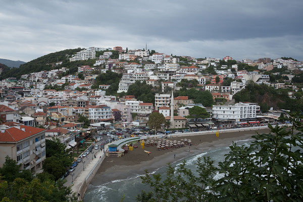 17.9. Ulcinj, Blick von der Altstadt auf die Mala Plaža und die Promenade