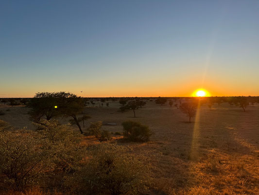 08.03. Nach dem malerischen Sonnenuntergang fällt der Sonnenaufgang nicht minder malerisch aus.